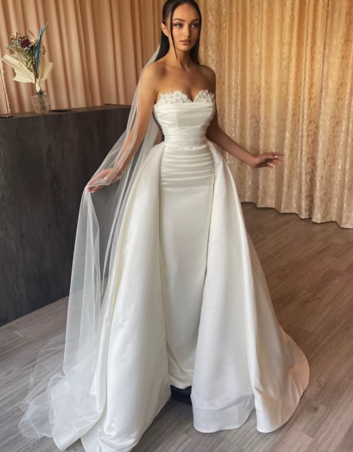 Vestidos de novia de corte A hasta el suelo con perlas de satén color marfil y escote corazón para mujer 2025